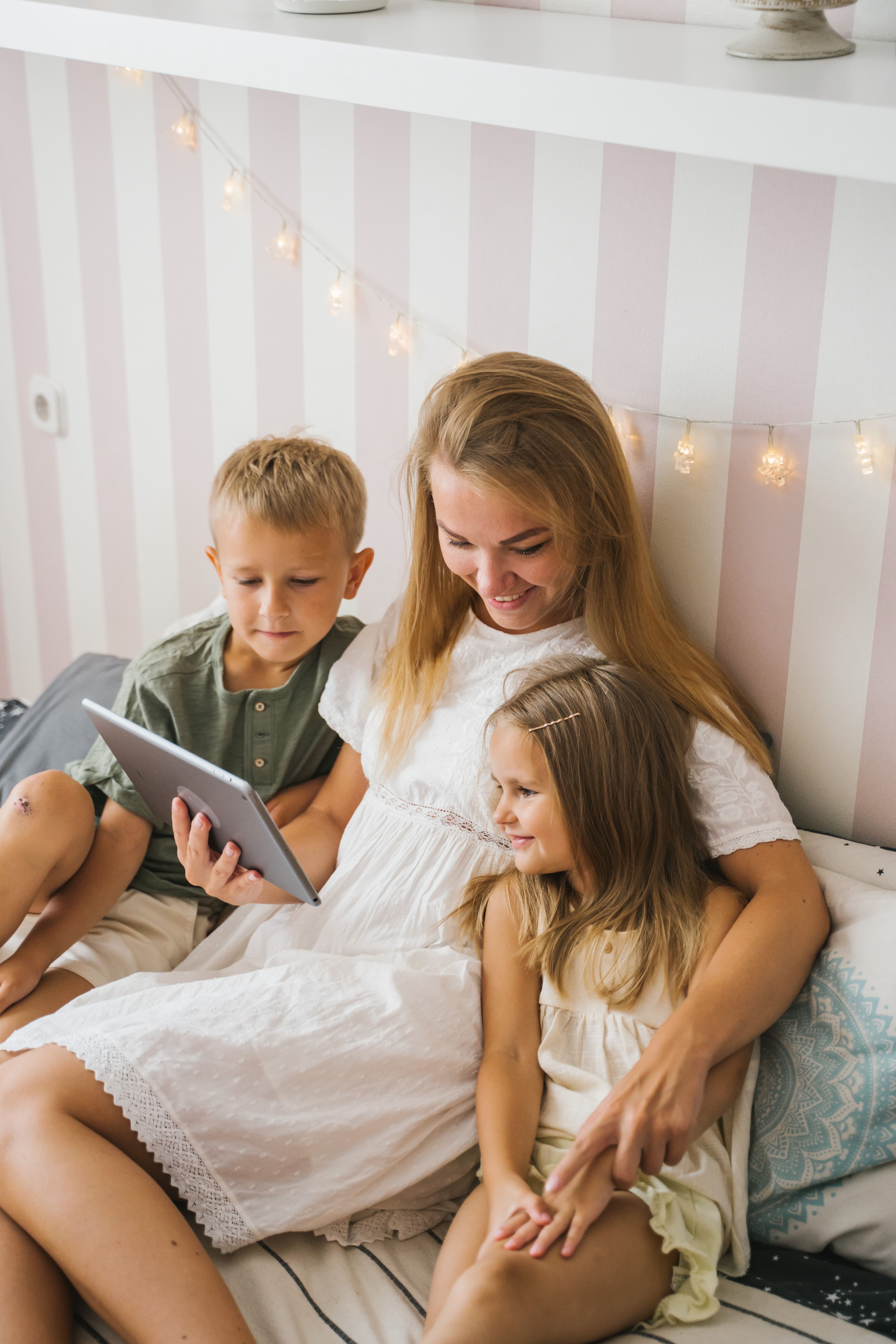 Parent and child reading Woopsi Daisy together